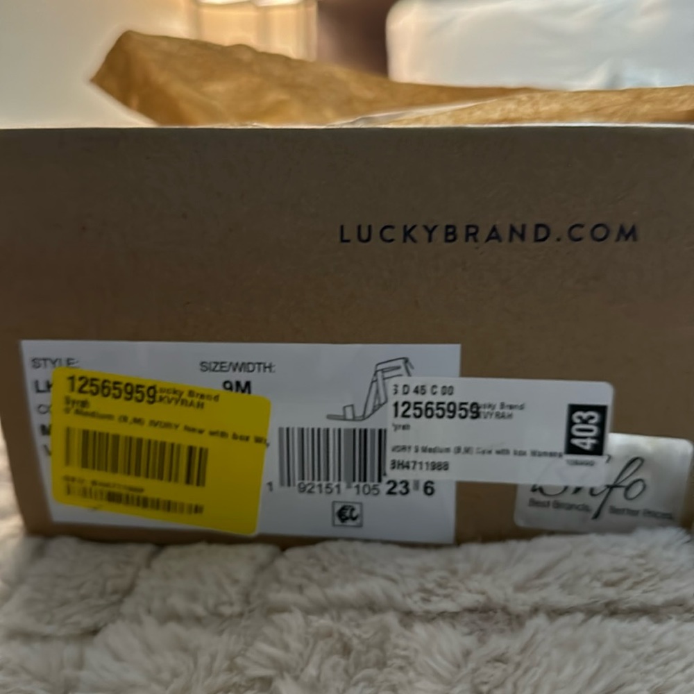 Lucky Brand Vyrah ivory size 9 sandal